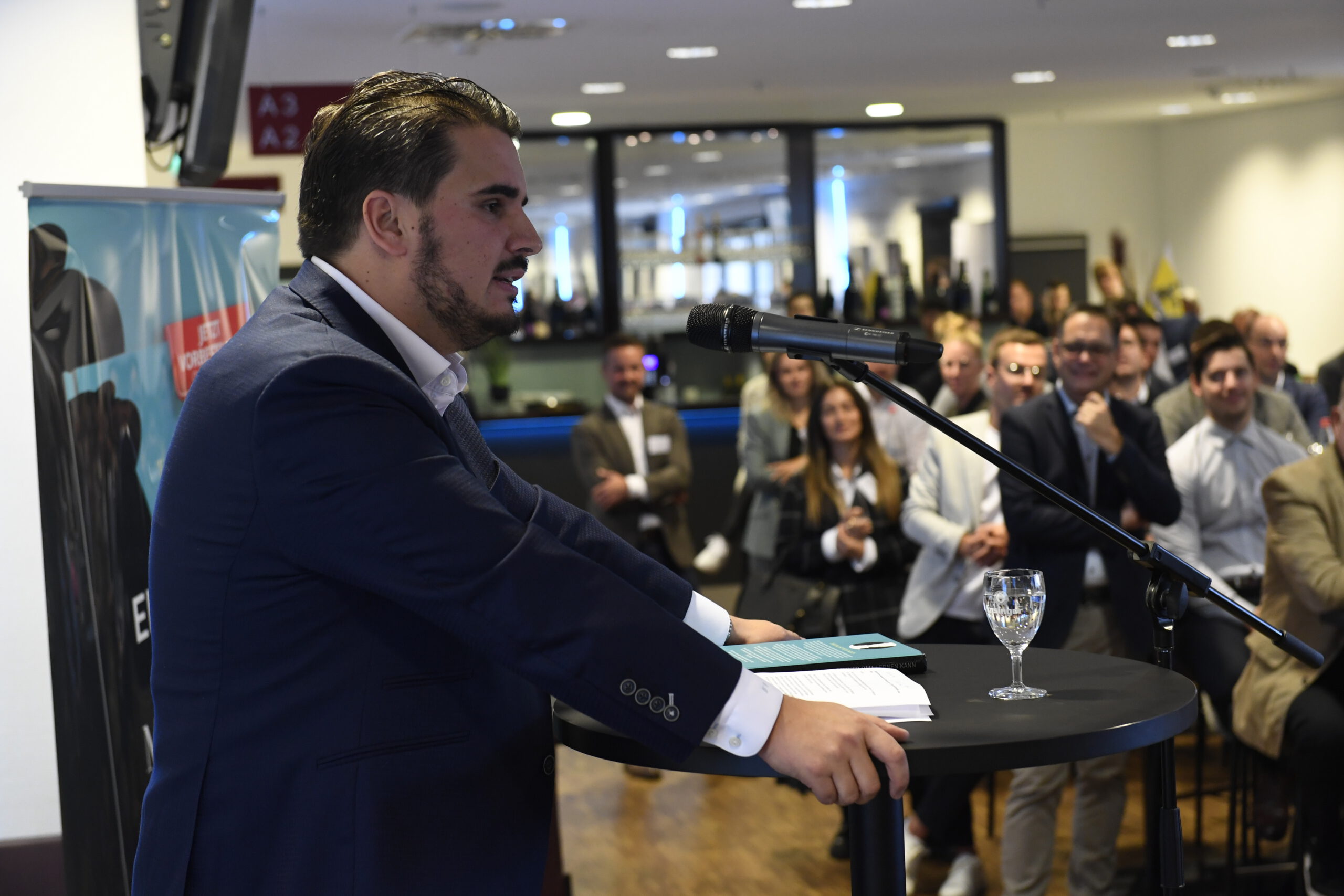 Der Speaker Tobias Epple am Rednerpult