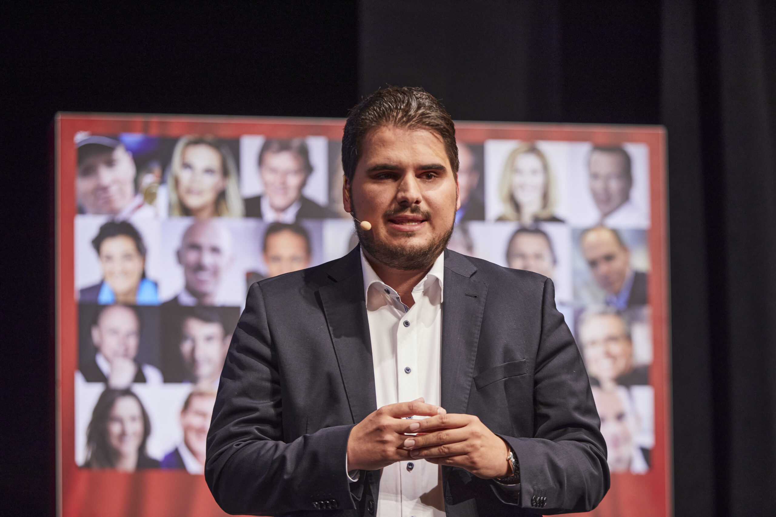 Der Speaker Tobias Epple bei einem Vortrag